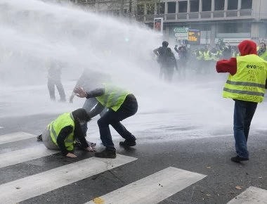 Στους δρόμους κατεβαίνουν και πάλι τα «Κίτρινα Γιλέκα» για ένατο Σάββατο